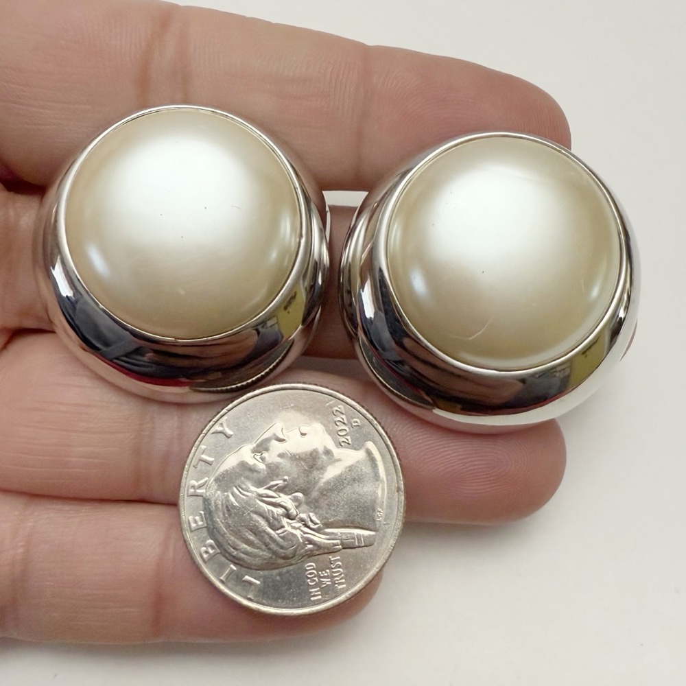 Vintage Marvella Large Round Faux Pearl Silvertone Clip On Earrings - Picture 2 of 6